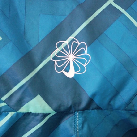 Ladies Nike Windrunner Jacket M EUC - Picture 6 of 7